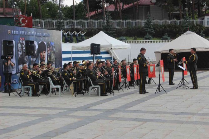 Türk Kara Kuvvetleri’nin kuruluş yıl dönümü dolayısıyla askeri bando konser verdi