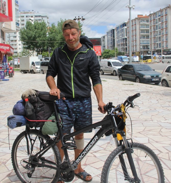Bisikletli gezgin yolda sahiplendiği köpekle Türkiye'yi dolaşıyor
