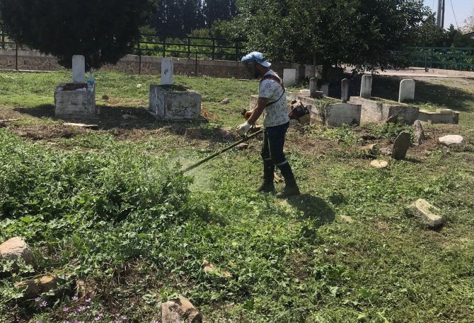 Mezarlıklar bayram ziyaretlerine hazırlanıyor