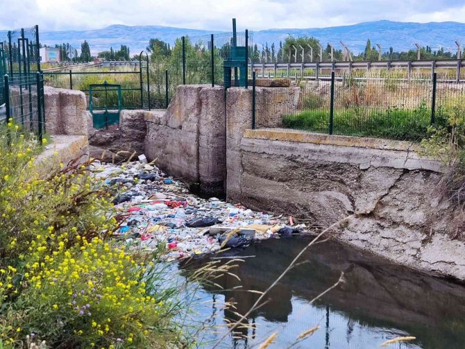 Sulama kanalı çöplüğe döndü