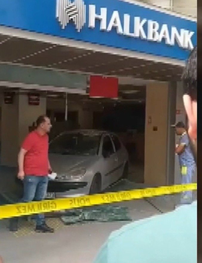 Sürücüsünün paniğe kapıldığı otomobil bankaya girdi