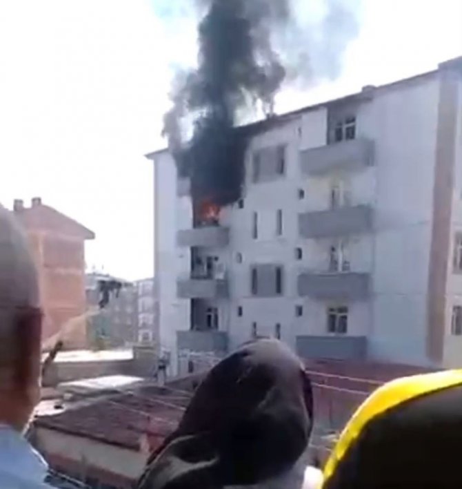 Yangında balkondan atlayan kadını havada tuttu