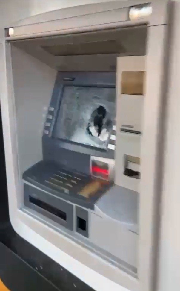 6 ATM’ye çekiçli saldırı