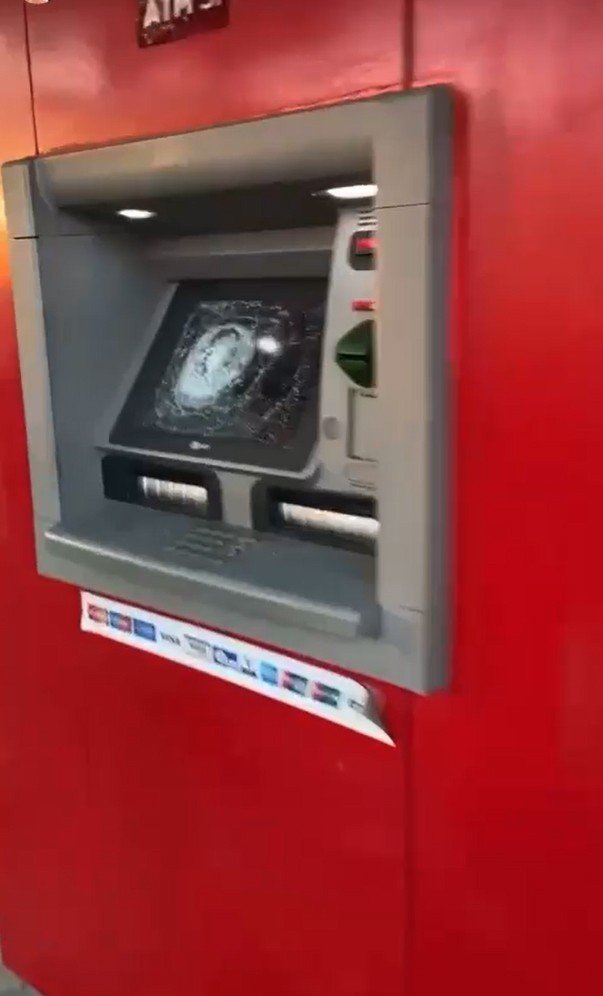 6 ATM’ye çekiçli saldırı