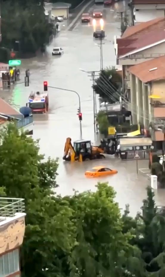 Ankara'da sağanak etkili oldu; ev ve iş yerlerini su bastı