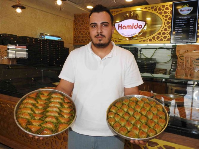 Baklava yapımına yemin ederek başlıyorlar