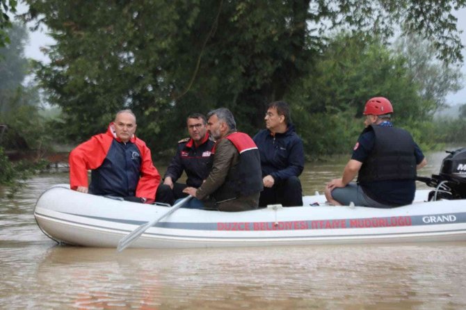 Selde mahsur alan hayvanlar kurtarıldı