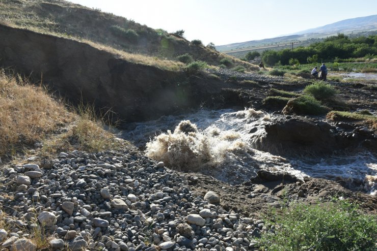 Sulama kanalının sifonu patladı, 120 ton buğday suya kapıldı