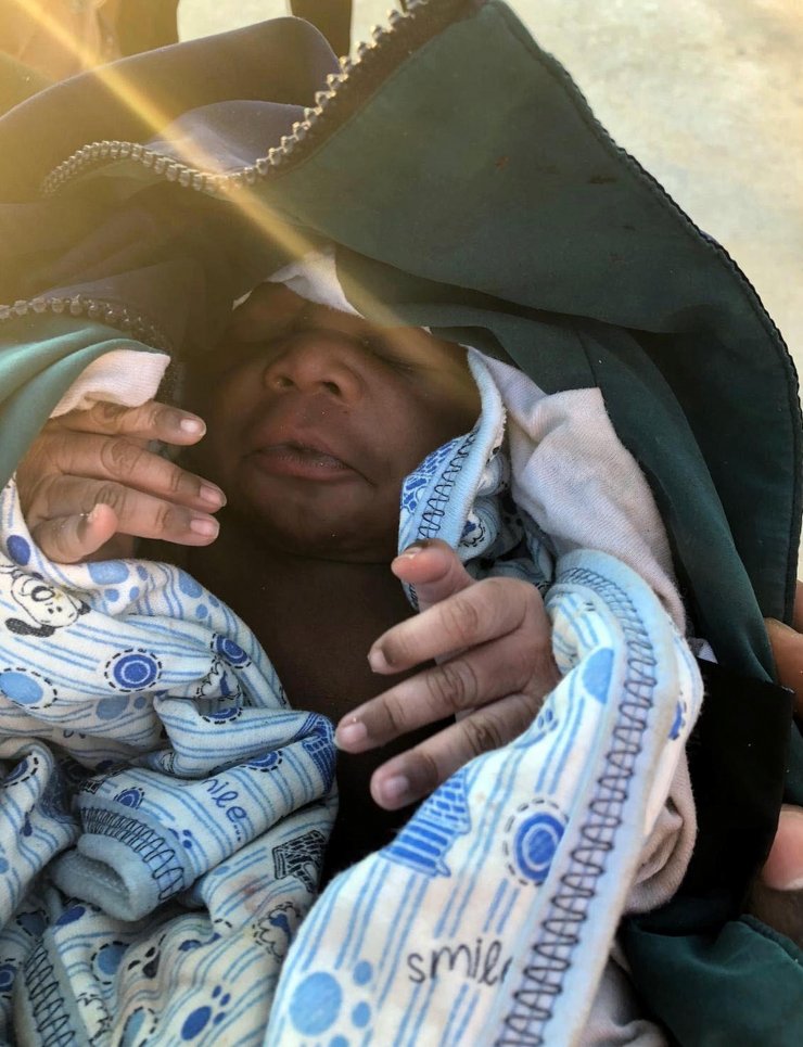 Yunanistan'a kaçmak isteyen kadın, botta doğum yaptı