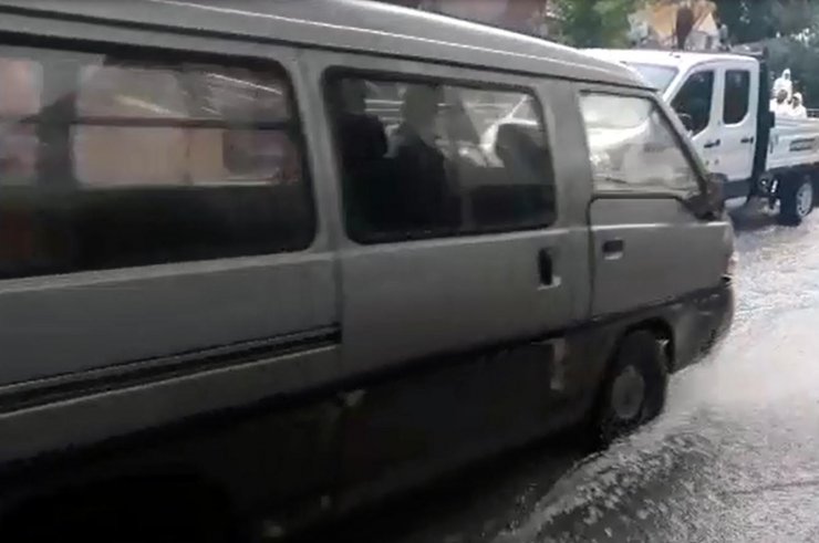 Ankara'da şiddetli yağış; araçları su bastı