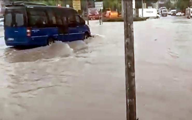 Ankara'da şiddetli yağış; araçları su bastı