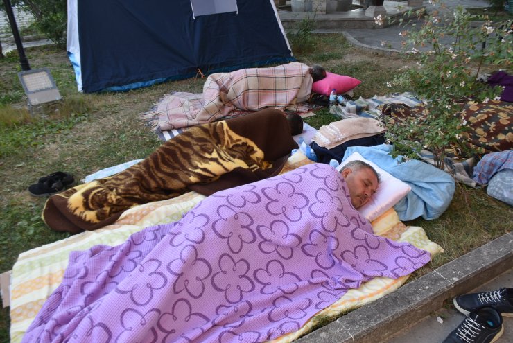 Edirne'de otellerde yer bulamayan güreşseverler, çadırlarda kaldı