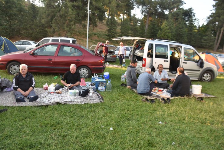 Edirne'de otellerde yer bulamayan güreşseverler, çadırlarda kaldı