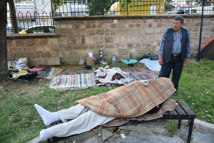 Edirne'de otellerde yer bulamayan güreşseverler, çadırlarda kaldı