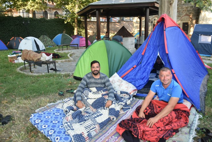 Edirne'de otellerde yer bulamayan güreşseverler, çadırlarda kaldı