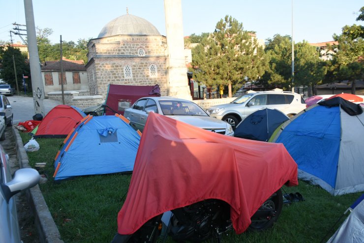 Edirne'de otellerde yer bulamayan güreşseverler, çadırlarda kaldı