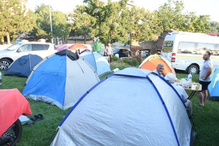 Edirne'de otellerde yer bulamayan güreşseverler, çadırlarda kaldı