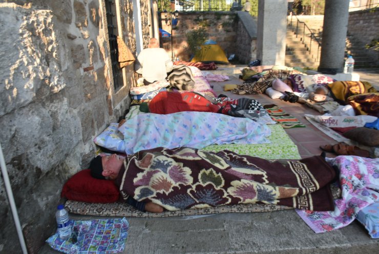 Edirne'de otellerde yer bulamayan güreşseverler, çadırlarda kaldı