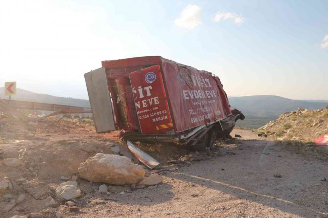 Mersin’de nakliye kamyonu şarampole uçtu: 4 ölü