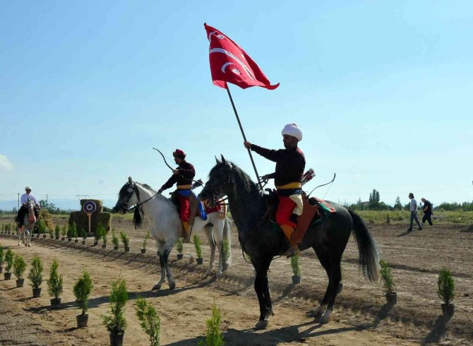 Atlı Okçuluk Doğu Grubu çeyrek final müsabakaları Akşehir’de başladı