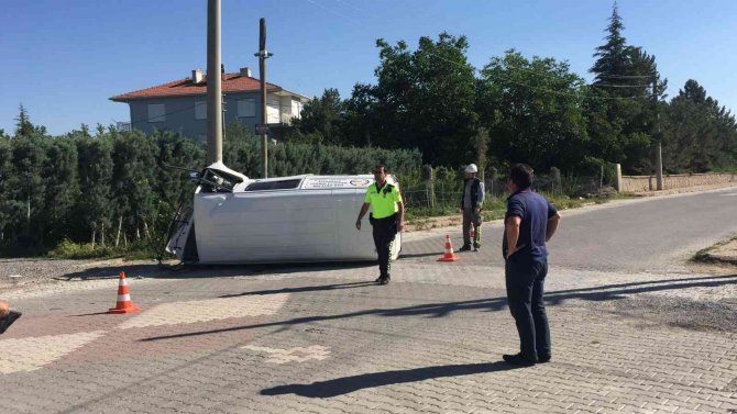 Konya'da elektrik direğine çarpan minibüs devrildi