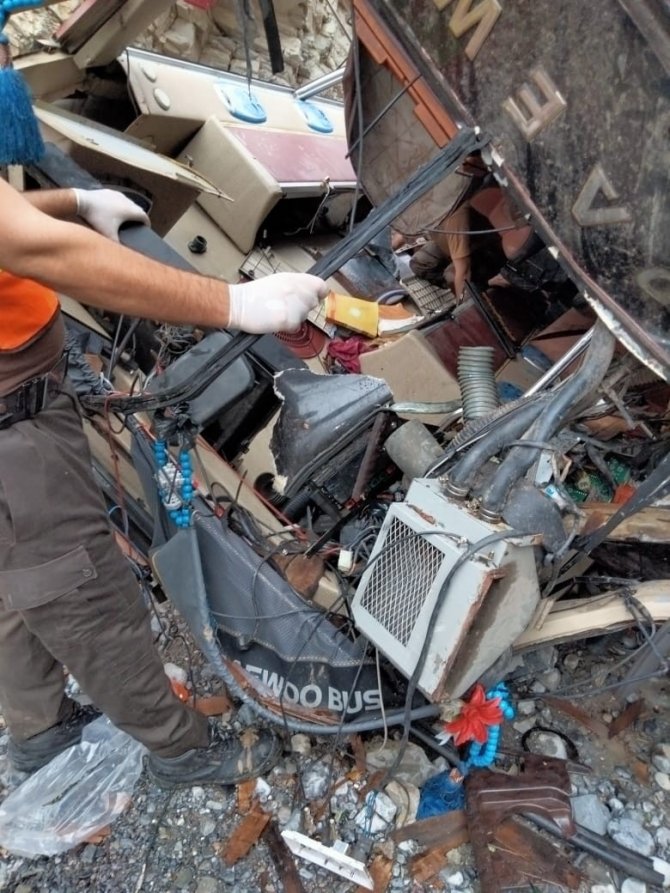 Pakistan’da otobüs vadiye uçtu: 19 ölü, 12 yaralı