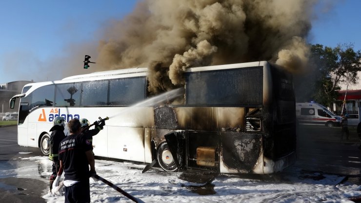Sanayiden çıkan yolcu otobüsü otogara giderken alev alev yandı