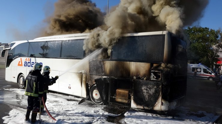 Sanayiden çıkan yolcu otobüsü otogara giderken alev alev yandı