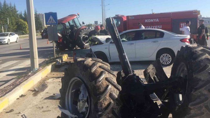 Konya'da feci kaza! Otomobille çarpışan traktör ikiye bölündü