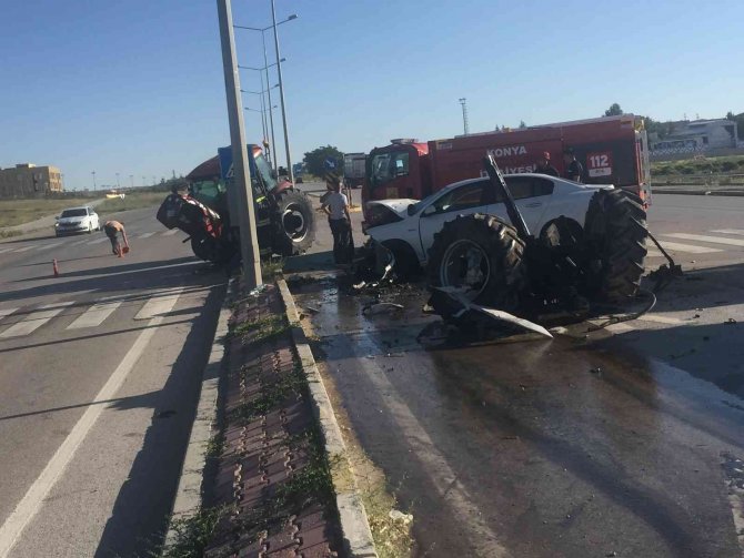 Konya'da feci kaza! Otomobille çarpışan traktör ikiye bölündü