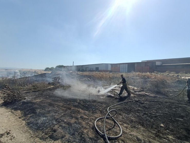 Otluk alandaki yangın sanayi sitesine sıçramadan söndürüldü