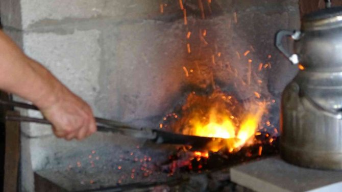 Baba yadigarı mesleklerinin en yoğun günlerini yaşıyorlar