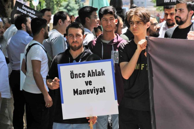 Bir grup STK üyesinden, LGBT yürüyüşüne protesto