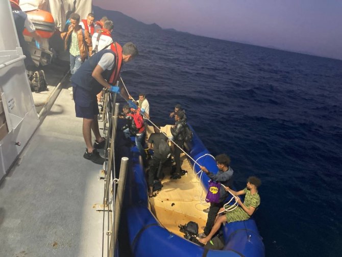 Yunanistan unsurlarınca geri itilen 36 göçmen kurtarıldı