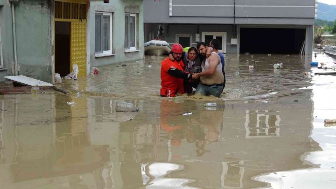 Sel suları arasında AFAD'ın kurtardığı yaşlı kadın o anları anlattı