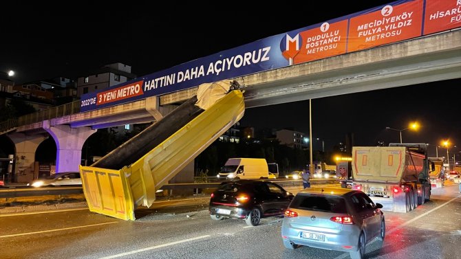 İstanbul'da hafriyat kamyonunun açılan dorsesi üst geçide takılı kaldı