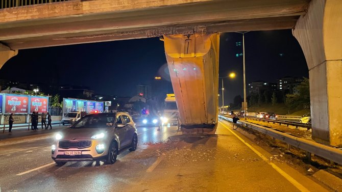 İstanbul'da hafriyat kamyonunun açılan dorsesi üst geçide takılı kaldı