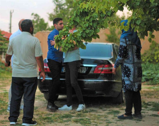 Tahliye olan Kadir Şeker evine geldi