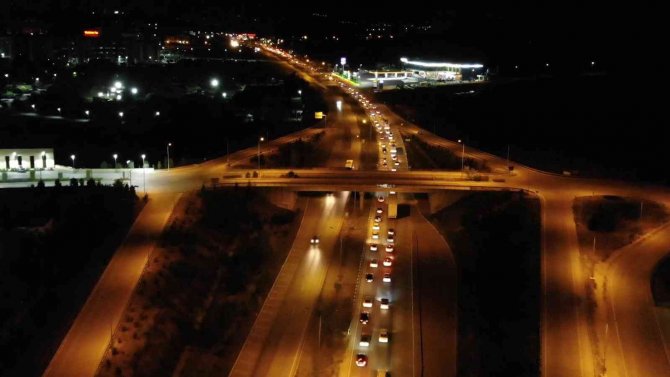 43 ilin geçiş güzergahında gece yarısı trafik yoğunluğu