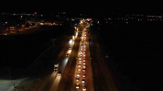 43 ilin geçiş güzergahında gece yarısı trafik yoğunluğu