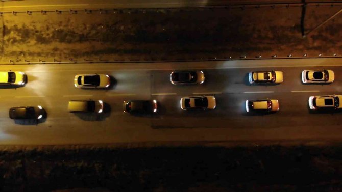 43 ilin geçiş güzergahında gece yarısı trafik yoğunluğu