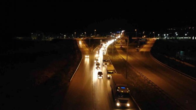 43 ilin geçiş güzergahında gece yarısı trafik yoğunluğu