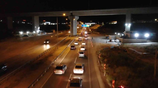 43 ilin geçiş güzergahında gece yarısı trafik yoğunluğu