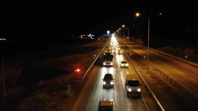 43 ilin geçiş güzergahında gece yarısı trafik yoğunluğu