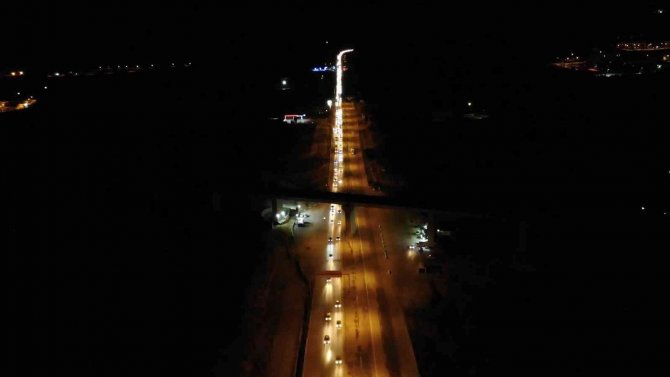 43 ilin geçiş güzergahında gece yarısı trafik yoğunluğu