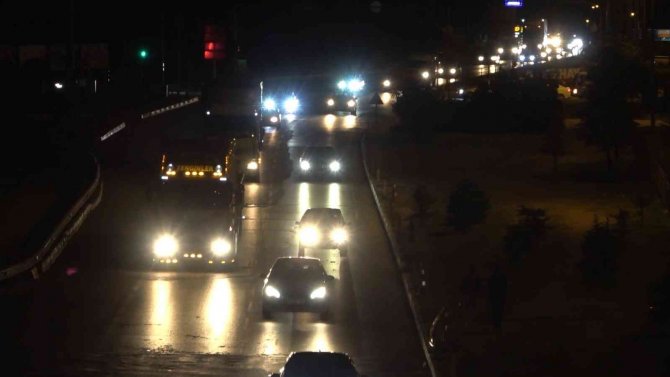 43 ilin geçiş güzergahında gece yarısı trafik yoğunluğu