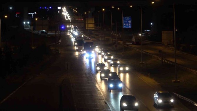 43 ilin geçiş güzergahında gece yarısı trafik yoğunluğu