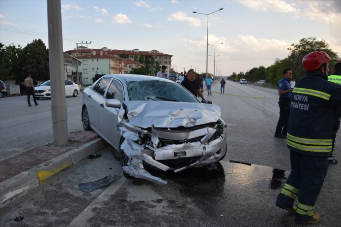 Konya'da iki otomobil çarpıştı, 13 kişi yaralandı