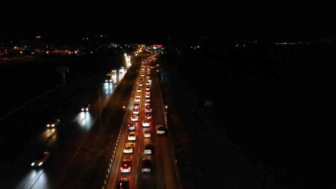 43 ilin geçiş güzergahında bayram trafiği sürüyor