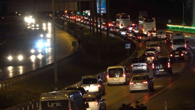 43 ilin geçiş güzergahında bayram trafiği sürüyor